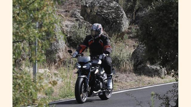 FOTO 8 | Los diferentes modo de conducción de la Street Triple RS permiten adaptar la respuesta de la moto a la medida de las posibilidades de su piloto.