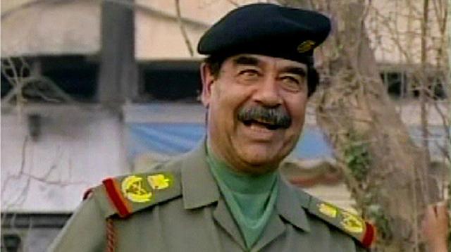 Sadam Hussein: Nacido a pesar de que su madre intentó abortar varias veces, Sadam Hussein se convirtió en el esclavo de su padrastro, que abusó sexualmente de él. Encargado a los 5 años de robar y matar animales para venderlos, aprendió a degollar, asfixiar y torturar hasta la muerte. A los 9 años, era un muchacho solitario, retorcido y cínico. No toleraba la debilidad: la sensibilidad, la emoción, la ternura estaban definitivamente desterradas de su universo. (Foto: AP)