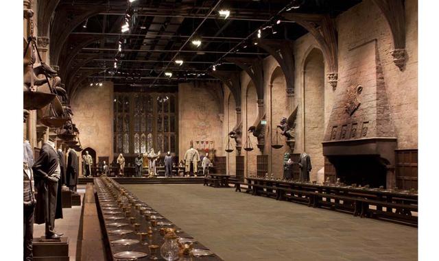 El Gran Comedor del Colegio de Hogwarts, con algunas piezas de vestuario de las películas expuestas para el público.