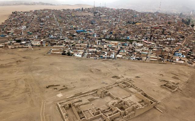 FOTO 5 | Una pirámide bien conservada frente a la mansión del presidente Pedro Pablo Kuczynski "pone de relieve el avance progresivo de la urbanización en la bulliciosa capital de Perú", publica AP. La agencia subraya, refiriéndose a datos oficiales, que el país logra proteger con efectividad tan solo el 1 % de esos sitios históricos, "dejando cientos de ruinas abandonadas o relegadas a convertirse en vertederos públicos".