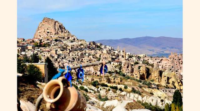 Capadocia, Turquía. La región turca de Capadocia está salpicada de cientos de formaciones rocosas de origen volcánico. Los visitantes pueden explorar las numerosas cuevas subterráneas que hay, muchas de las cuales han sido convertidas en casas y hoteles. 