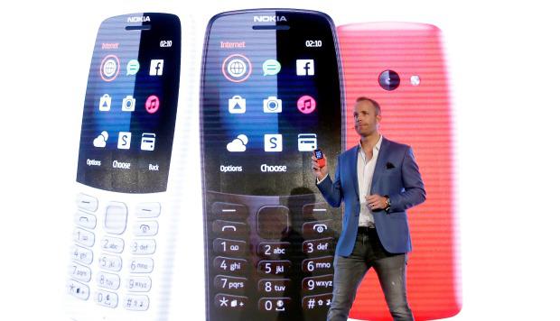 El director de producto de HMD, Juho Sarvikas, muestra un Nokia 210 durante el acto de presentación de los nuevos modelos de móviles Nokia. (Foto: EFE)