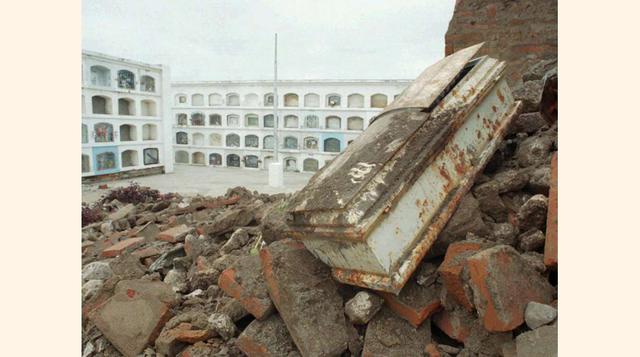 Un tsunami al que le tomó doce horas cruzar el Pacífico y llegar a Hilo, Hawái. Las imágenes son del sismo de 1996 en el mismo país.(Foto: AP)
