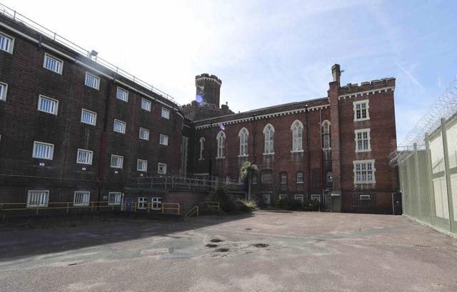 Es aquí donde Oscar Wilde pasó dos años miserables, entre 1895 y 1897. Condenado a trabajos forzados por ser homosexual, justo cuando estaba en la cumbre de su fama, vivió aislado en su celda número C33, bajo la prohibición de hablar con nadie.