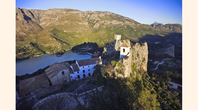 El Castell de Guadalest (Alicante). Conjunto histórico artístico desde 1974, dividido en dos barrios. El del castillo (en la foto), protegido por una muralla y con sabor medieval, está colgado en lo alto de una peña que domina un amplio valle flanqueado p