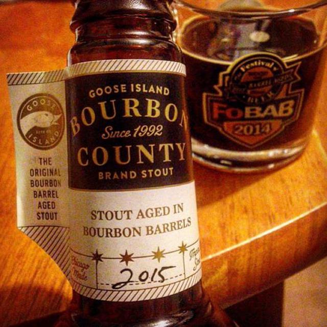 Cerveza negra de la línea Bourbon County de Goose Island. La venta en el 2011 de Goose Island a Anheuser-Busch InBev fue una de las más controvertidas entre las cervezas artesanales, ya que el gigantesco triunvirato B.M.C. (acrónimo de Bud, Miller, Coors)