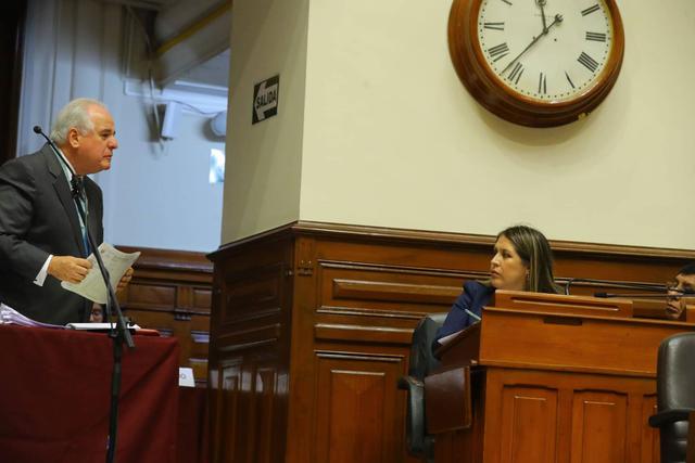 FOTO 4 | El letrado fue uno los que se enfrentó al golpe de estado fujimorista en 1992. Al año siguiente fundó el Foro Democrático, una institución civil que perseguía devolver la democracia al país. (Foto: Andina)