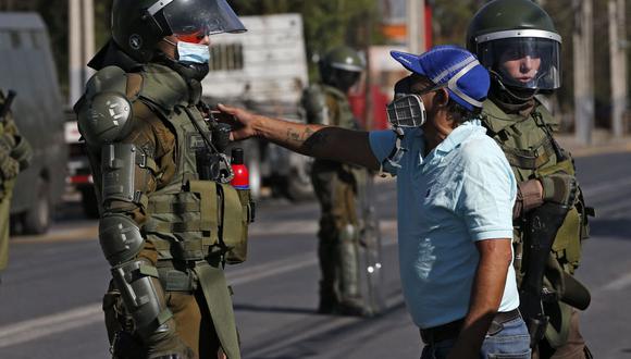 Pese a los malos datos, Chile sigue avanzando en su exitoso proceso de vacunación y durante la próxima semana se espera que 5 millones de personas hayan recibido al menos una dosis de la vacuna. (Foto: JAVIER TORRES / AFP).