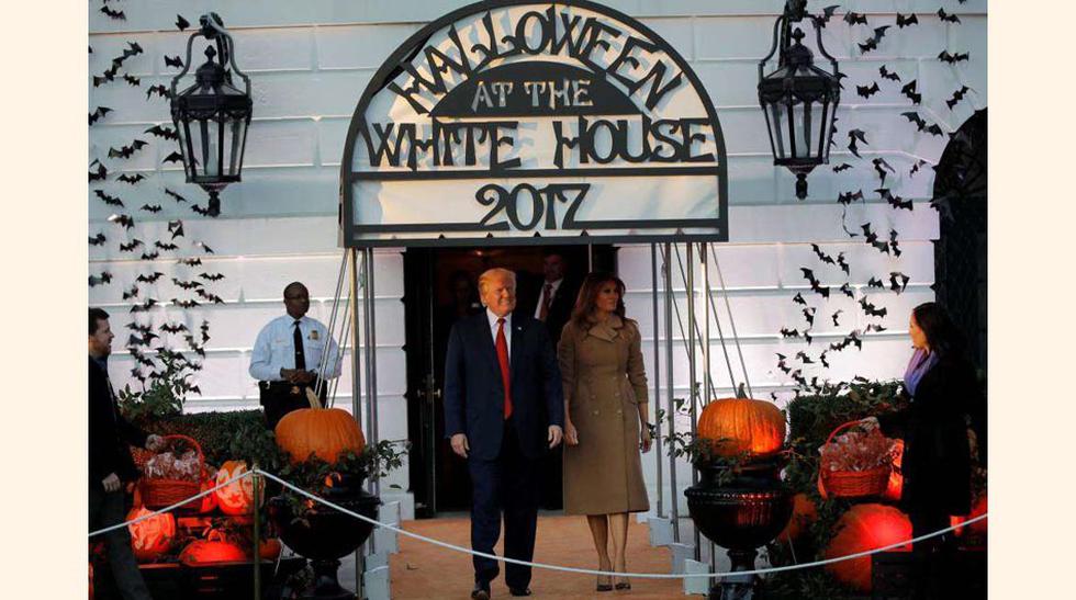 FOTO 1 | Donald Trump acompañado de su esposa, Melania, esperan la llegada de los más pequeños para hacer entrega de los caramelos durante la celebración de Halloween, en la Casa Blanca.