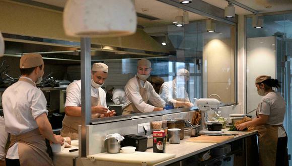 Un equipo de cocineros trabaja en el restaurante Twins Garden de Moscú, de los hermanos Ivan y Serguéi Berezutskiy. (Foto: Alexander Nemenov/ AFP)