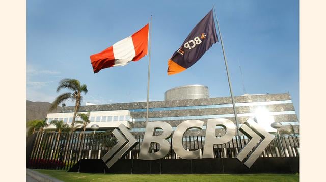 En el 2002 se relanzó la identidad del Banco de Crédito del Perú, con un nuevo logo que reemplazó al tradicional “Por más” y adopta las siglas BCP.