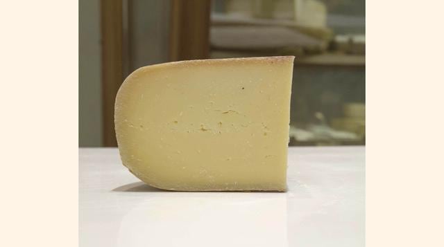 Pleasant Ridge Procedente de Wisconsin, este queso está elaborado con la leche de las vacas de una granja-quesería que son una raza propia nacida de la mezcla de diferentes razas de vaca como Holstein, Brown Swiss o Jersey. Se trata de un queso completame