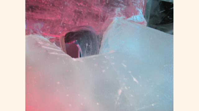 Una ventaja para el barman es que no tiene que lavar los vasos, pues son desechados a través de este orificio. (Foto: Gestión)