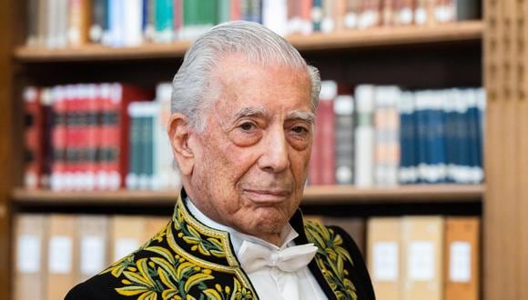 El escritor peruano-español Mario Vargas Llosa posa para fotografías en la biblioteca de la Academia Francesa (Academie Francaise) en París, Francia, el 09 de febrero de 2023. El premio Nobel de Literatura 2010 es el primer novelista elegido para convertirse en miembro de la instituto lingüístico francés nunca haber escrito un libro en francés. (EFE/EPA/TERESA SUÁREZ)