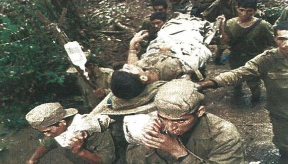 Tropas peruanas conducen a un soldado que fue herido gravemente por una mina, el mismo día en que Perú y Ecuador firmaban el alto al fuego.