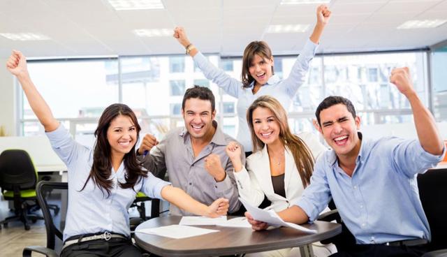 FOTO 2 | 2. Enfócate en armar un buen equipo
Crear la mezcla correcta de personalidades en un equipo es crucial tanto para la productividad como para la retención de tus empleados. Los equipos con mejor desempeño son los que incluyen gente con habilidades, talentos, deseos y objetivos balanceados entre ellos. Una dinámica de equipo pobre puede hacer que empleados valiosos se vayan de un negocio que pudiera haber valido la pena.