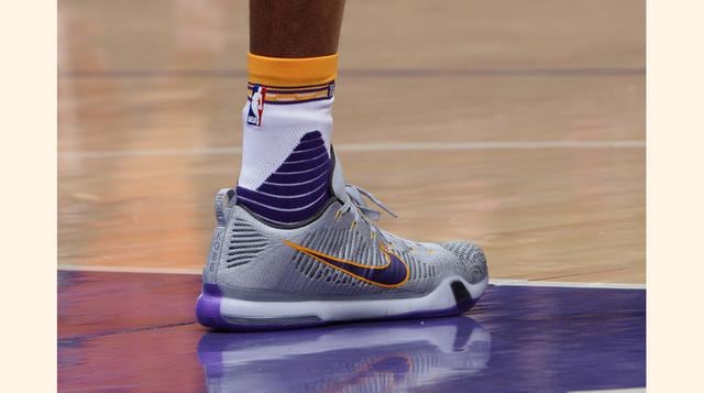 Nike ha sido el mayor patrocinador corporativo de Kobe Bryant. El gigante de ropa deportiva firmó en el 2003 un contrato con el basquetbolista para pagarle US$ 10 millones al año para que luzca sus zapatillas y otros atuendos.