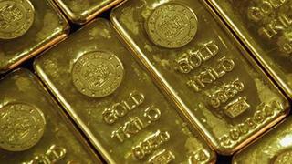 El oro no logra sostener repunte y cae un 1%