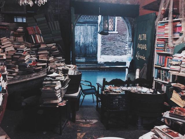 FOTO 10 | Libreria Alta Acqua, en Venecia (Italia): Una pequeña señal afuera dice: "Bienvenido a la librería más hermosa del mundo". Puede ser. Entra y encuentra una góndola de tamaño completo en medio de la tienda, repleta de libros. Dirígete a la parte posterior y toma asiento frente a las puertas abiertas; el canal a sus pies, el agua chapoteando suavemente contra la puerta mientras hojea un libro.