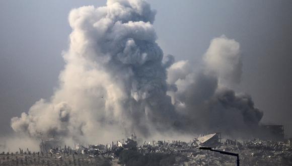 Los incesantes bombardeos israelíes de las últimas horas se han saldado con al menos 130 muertos, según informó hoy el Ministerio de Sanidad de Gaza. (Foto de John MACDOUGALL / AFP).