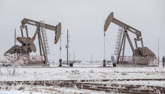 Pumpjacks operate in the snow in the Permian Basin in Midland, Texas, U.S. Photographer: Matthew Busch/Bloomberg
