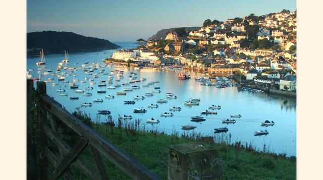 Salcombe (Devon). El pueblo se asienta en torno a una colina que se asoma a la ría de Salcombe, y se ha convertido en uno de los destinos familiares con mayor auge en el sur de Inglaterra. Declarada Sitio Marino de Interés Científico Especial, la zona ofr