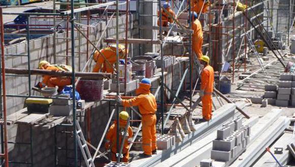 Se resalta que el trabajador de construcción civil es “aquello que realicen labores pesadas en condiciones que implican riesgo para la vida o salud”.