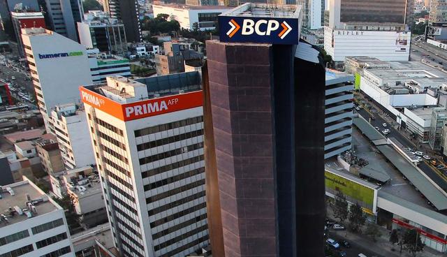 Foto 10 | Sura y BlackRock lanzaron y bancos un fondo mutuo que, desde un ticket de US$ 1,000, permitirá al inversionista local acceder a acciones de 3,500 a 4,000 empresas que concentran el 90% de la capitalización bursátil global. Se trata de un fondo de fondos que invierte en ETF de unos 22 países, explicó Rafael Buckley, gerente general de Fondos Sura. El ETF es un instrumento que cotiza en bolsa y que replica el retorno de un índice bursátil o de un conjunto de activos. Entre sus características, este tipo de fondo mutuo ofrece diversificación y bajos costos de administración en comparación con transar y realizar un seguimiento individual de las 4,000 acciones, indicó el ejecutivo. Su lanzamiento se da en un contexto en que crece la demanda de activos del exterior por parte de los inversionistas locales. “Hemos visto, en el último año en particular, que hay una mayor demanda por portafolios internacionales diversificados por parte de los inversionistas institucionales y retail (personas) locales”, manifestó Antonio Cevallos, representante de BlackRock en Perú. En general, los asesores financieros están transmitiéndoles a sus clientes que no es óptimo invertir todo su dinero en un solo país, por lo que están ofreciendo productos que permiten diversificación a nivel global y de modo eficiente, detalló (Foto: Andina).