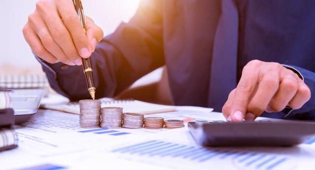 FOTO 5 | 5. Evaluar el presupuesto que se tiene para estos cambios y valorar el costo beneficio de la implementación de un sistema más eficiente. (Foto: Freepik)