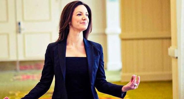 FOTO 10 | 10. Kat Cole se conecta a redes sociales
Cole, presidenta del grupo FOCUS, empresa madre de marcas como Auntie Anne’s Carvel y Cinnabon, se despierta todos los días a las 5 de la mañana y revisa su calendario, sus redes sociales, sitios de noticias, blogs, correos y cualquier otro mensaje que pueda llegar durante la noche.
“Busco noticias relevantes, negocios urgentes y necesidades de mis equipos, así como actualizaciones sobre startups en las que invertí o cualquier cosa interesante que haga despertar mi cerebro y me haga saber lo que está pasando en el mundo”, dice. (Foto: Kat Cole)