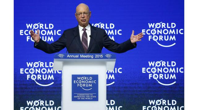 Klaus Schwaab, fundador y presidente del Foro Económico Mundial da la bienvenida a la reunión que se celebra en Davos, Suiza. En el evento, la OPEP defendió su decisión de no intervenir para detener el colapso de los precios del crudo. (Foto: Reuters)