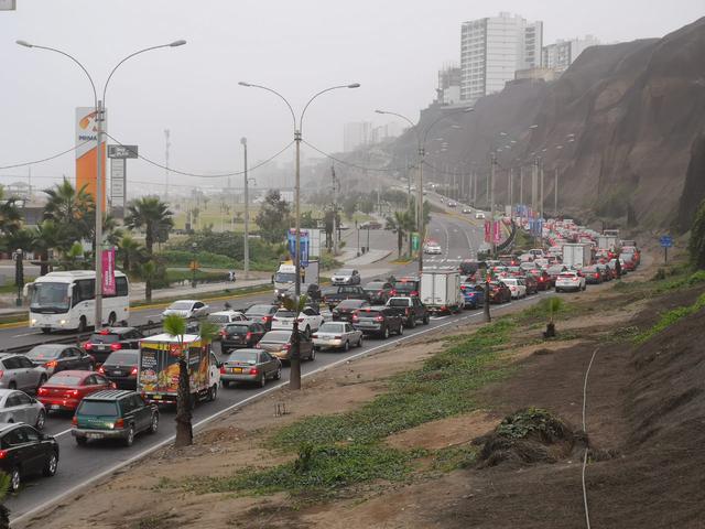 Deslizamiento de tierra y piedras causa gran congestión vehicular en la Costa Verde. (Foto: Anthony Niño De Guzmán)