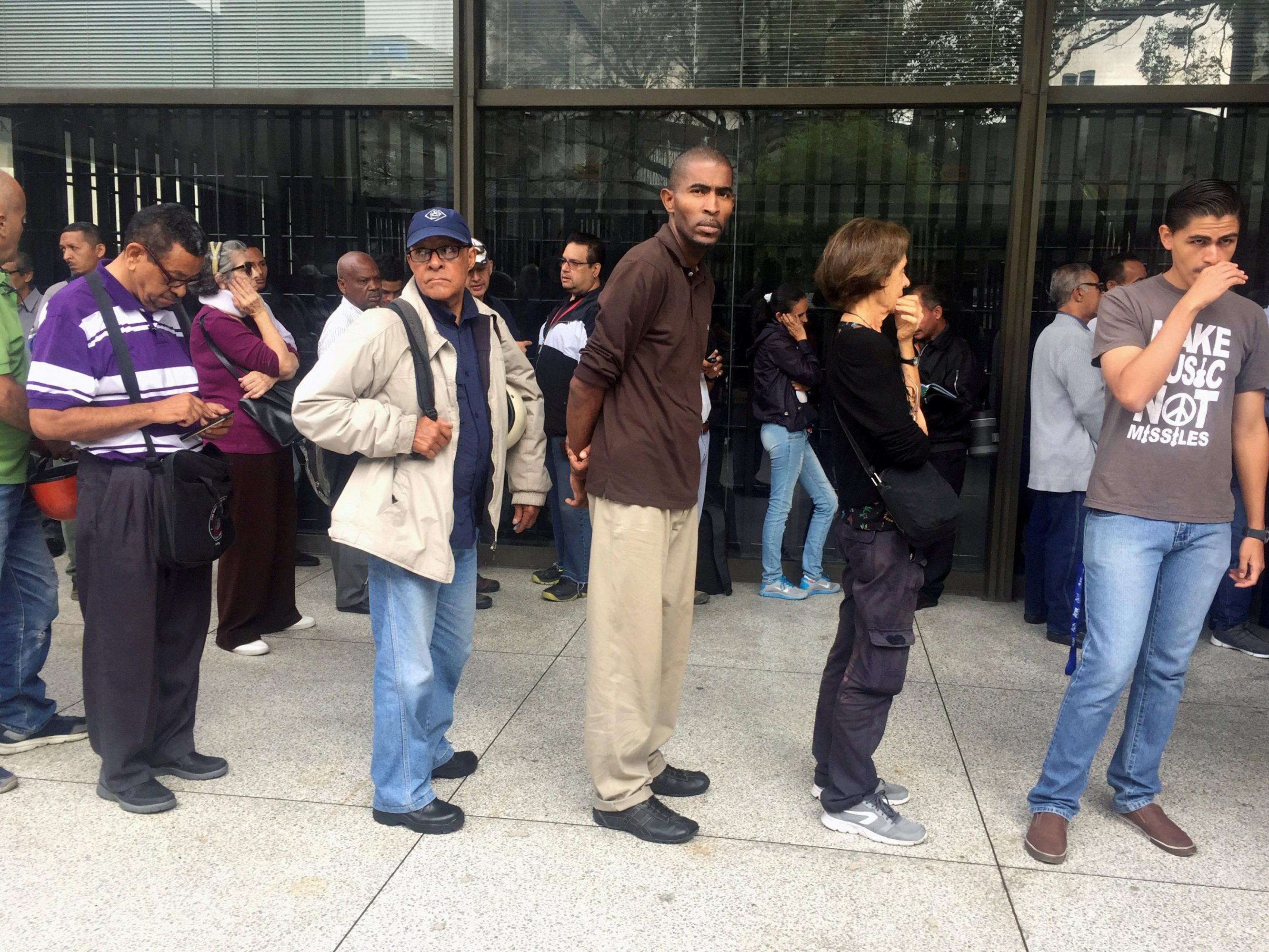 Colas en un banco en Caracas (Venezuela) para poder retirar efectivo. (Foto: Reuters)