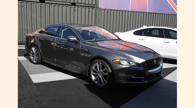 El Jaguar XJ 2016 fue presentado en el Auto Show de Los Angeles en West Hollywood, California. (Foto: Reuters)