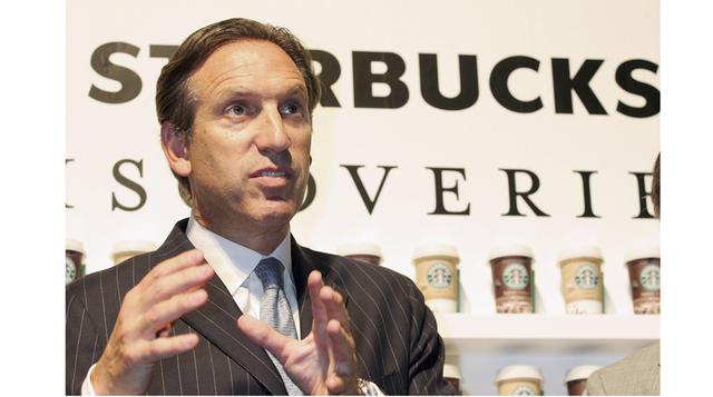 8. Schultz es uno de los empresarios mejor valorados por sus propios empleados y en una ocasión decidió contratar a más de 10,000 veteranos de guerra y a sus cónyuges, en un plan que se extiende hasta el 2018.