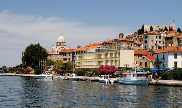 Sibenik (Croacia). Su joya es la catedral de Santiago, un templo que podría brillar en la Toscana gracias a sus mármoles y a sus finas esculturas de diversos artistas transalpinos. Y luego están sus callejuelas, su centro histórico abigarrado y constreñid