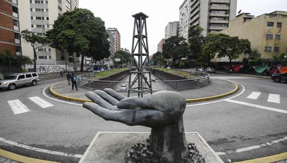 Una escultura de una mano sosteniendo un pozo de petróleo afuera de la sede de Petróleos de Venezuela SA (PDVSA) en Caracas, Venezuela, el jueves 1 de diciembre de 2022. (Fotógrafo: Matias Delacroix/Bloomberg)