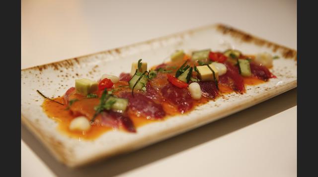 Tiradito de atún con pepino japonés, palta, ají limo, hojas de nori picadas y salsa de rocoto del restaurante "JW Sushi Ceviche" del Marriot. (Foto: Manuel Melgar)