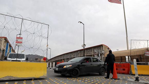 A un vehículo mexicano se le niega el acceso a los Estados Unidos en el Puente Internacional Paso del Norte-Santa Fe, luego que ambos países acordaran restringir los viajes no esenciales al otro lado de la frontera debido al brote de coronavirus (Foto: AFP)