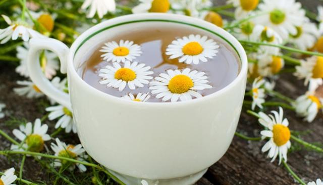 FOTO 10 | Té de manzanilla. La manzanilla contiene compuestos que, según los estudios, pueden aliviar la ansiedad y el estrés, aumentando las probabilidades de que puedas quedarte dormido en lugar de pasar toda la noche dando vueltas y vueltas.
Al igual que la leche tibia, una taza de té de manzanilla caliente antes de acostarte puede provocar sensación de somnolencia al hacer que la temperatura de tu cuerpo aumente y luego disminuya.