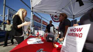 Economía de Estados Unidos crea 215,000 puestos de trabajo en julio