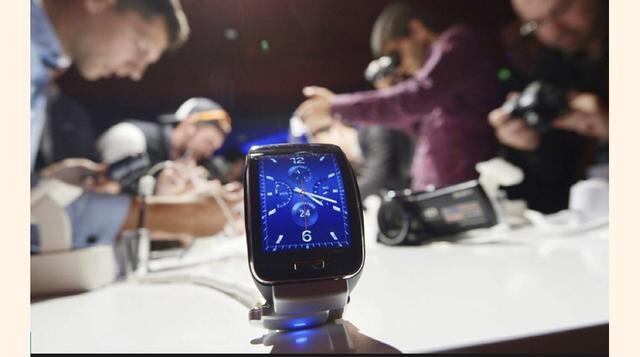 Samsung Gear S, la nueva apuesta de Samsung por los smartwatch.  La pantalla tiene un tamaño de 2 pulgadas y tecnología Super AMOLED con una resolución de 480 x 360 píxeles. (Foto: Expansión)