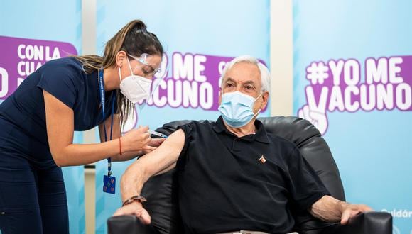 El presidente de Chile, Sebastián Piñera, recibe la cuarta dosis de la vacuna contra el coronavirus covid-19 en un centro de vacunación en la comuna de Futrono. (Foto: EFE)
