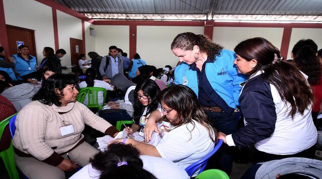 Foto 3 | La ministra de Economía, Claudia Cooper, estuvo acompañando a los jóvenes empadronadores del distrito de Villa El Salvador. (Foto: MEF)