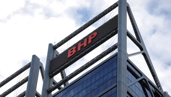 El logotipo de BHP Group Ltd. en lo alto de Brookfield Place en Perth, Australia, el jueves 25 de abril de 2024. BHP propuso una adquisición de Anglo American Plc que valora a la minera más pequeña en £ 31,100 millones (US$ 38,800 millones), en un acuerdo que catapultaría La producción de cobre de la empresa combinada superó con creces a la de sus rivales y, al mismo tiempo, provocó la mayor reestructuración en la industria en más de una década. Fotógrafo: Philip Gostelow/Bloomberg