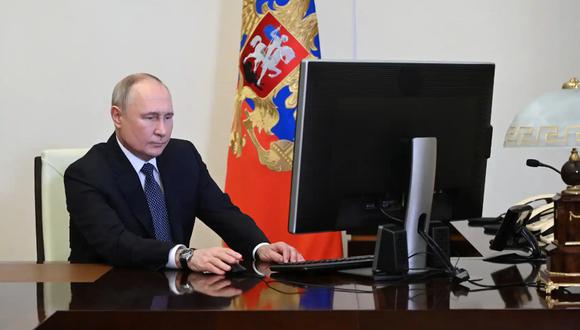 Un video publicado por la Presidencia rusa muestra a Vladímir Putin ejerciendo su derecho al voto desde su despacho. Foto: EFE