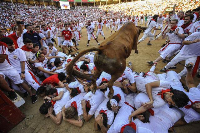 ¡El toro volador! Catorce personas, ocho de ellas extranjeras, resultaron heridas durante el encierro del viernes de las fiestas de San Fermín en Pamplona. (Foto: AP)