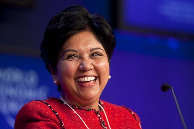 Foto 14|  Indra Nooyi. Actual presidenta y Directora Ejecutiva de PepsiCo.
“Como líder, soy dura conmigo misma y mis estándares son muy altos. Sin embargo, soy muy cariñosa, porque quiero que la gente tenga éxito en lo que está haciendo, para que algún día puedan aspirar a ser como yo”. (Foto: afp)