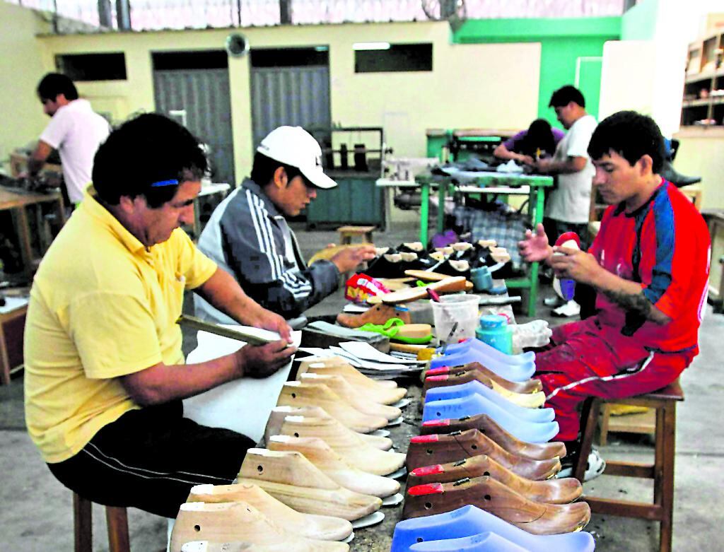 Las pequeñas y micro empresas mantuvieron el nivel de dolarización de su portafolio de créditos en 6%, informó el BCR.

FOTO: HEINER APARICIO
LUGAR: SOCABAYA