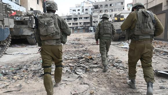 Tropas israelíes patrullan una calle durante una operación militar en el norte de la Franja de Gaza, el 22 de noviembre de 2023. (Foto de Ahikam SERI / AFP)